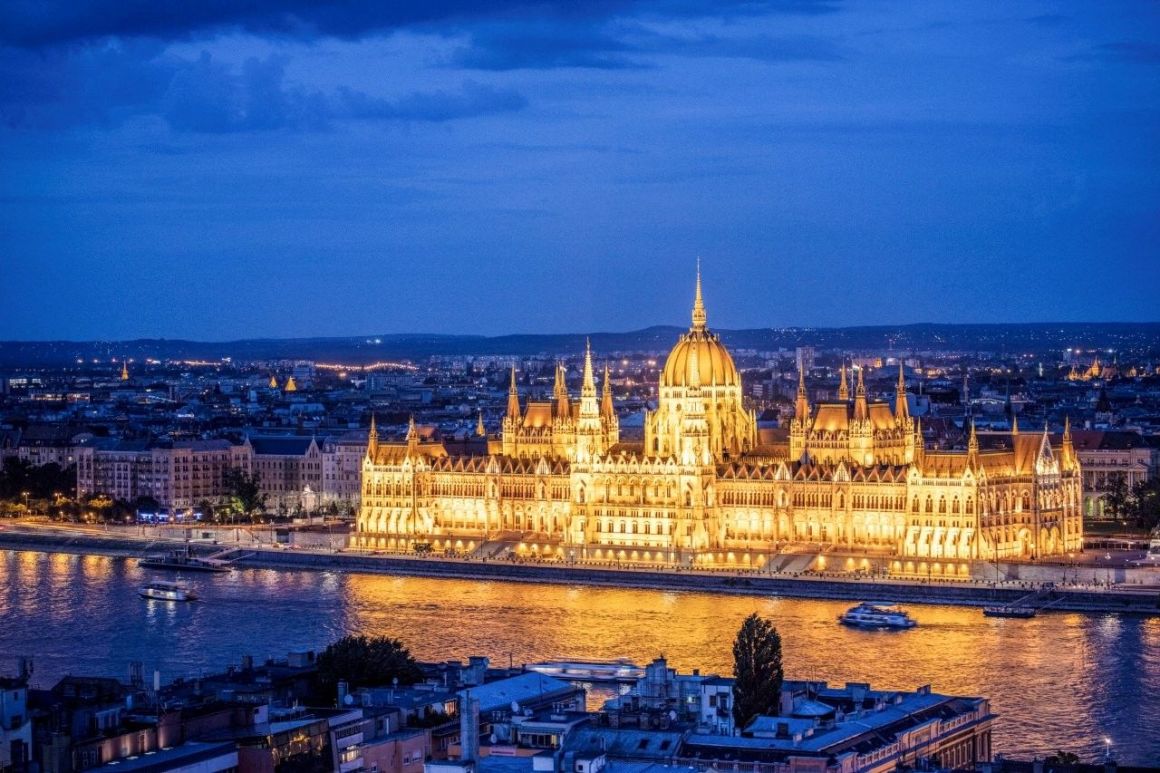 Donau_Ungarn_Budapest_Parlament_bei Nacht